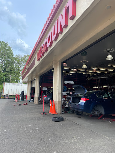 Tire Shop «Discount Tire Store - Clackamas, OR», reviews and photos, 8380 SE Sunnyside Rd, Clackamas, OR 97015, USA
