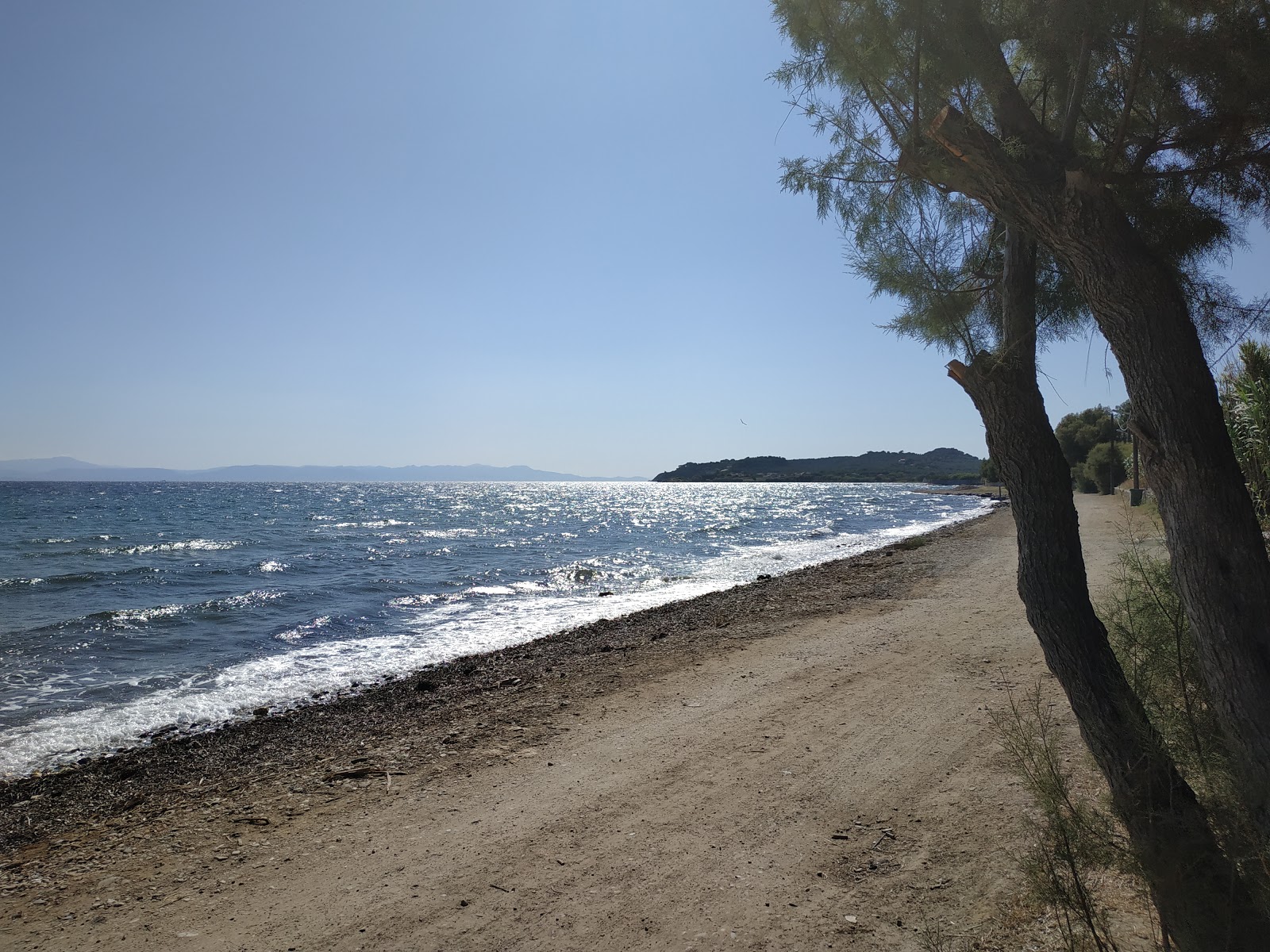 Foto di Kanoni beach con una superficie del sabbia con ciottolame