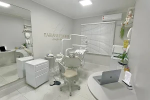 Fabiane Felkiker | Invisalign Doctor | Ortodontia | Cirurgiã-Dentista image