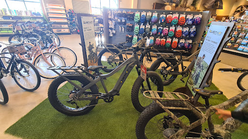 Sporting Goods Store «Bass Pro Shops», reviews and photos, 10040 Gulf Center Dr, Fort Myers, FL 33913, USA