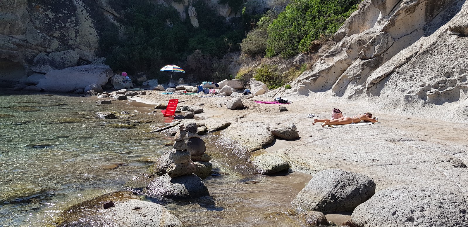 Foto af Spiaggia Cumpoltittu omgivet af bjerge