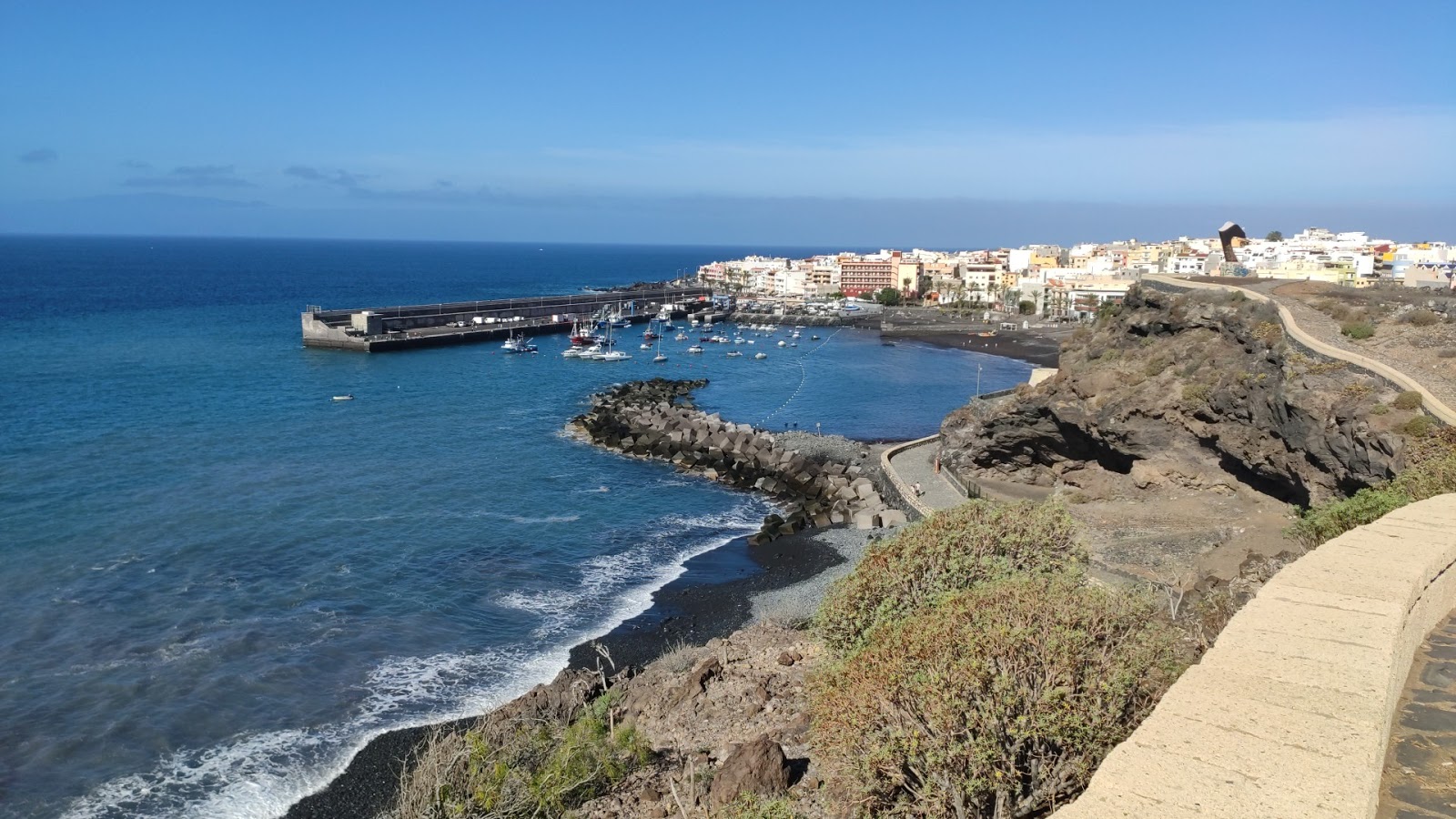 Foto di Playa de Aguadulce con una superficie del ciottoli grigi