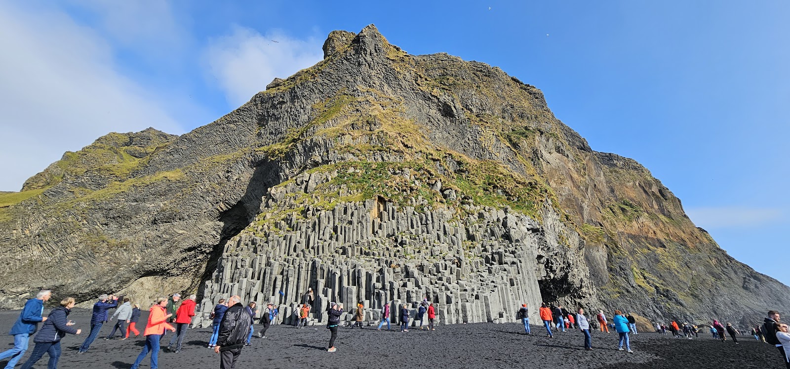 Photo de Reynisfjara Beach protégé par des falaises