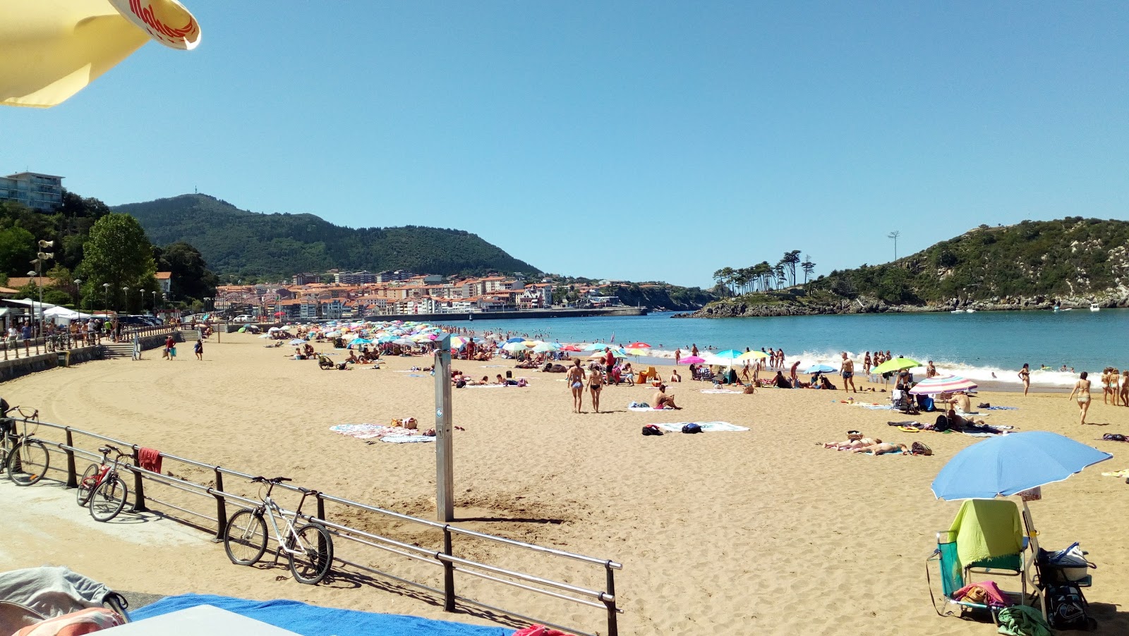 Φωτογραφία του Karraspio beach υποστηρίζεται από βράχους