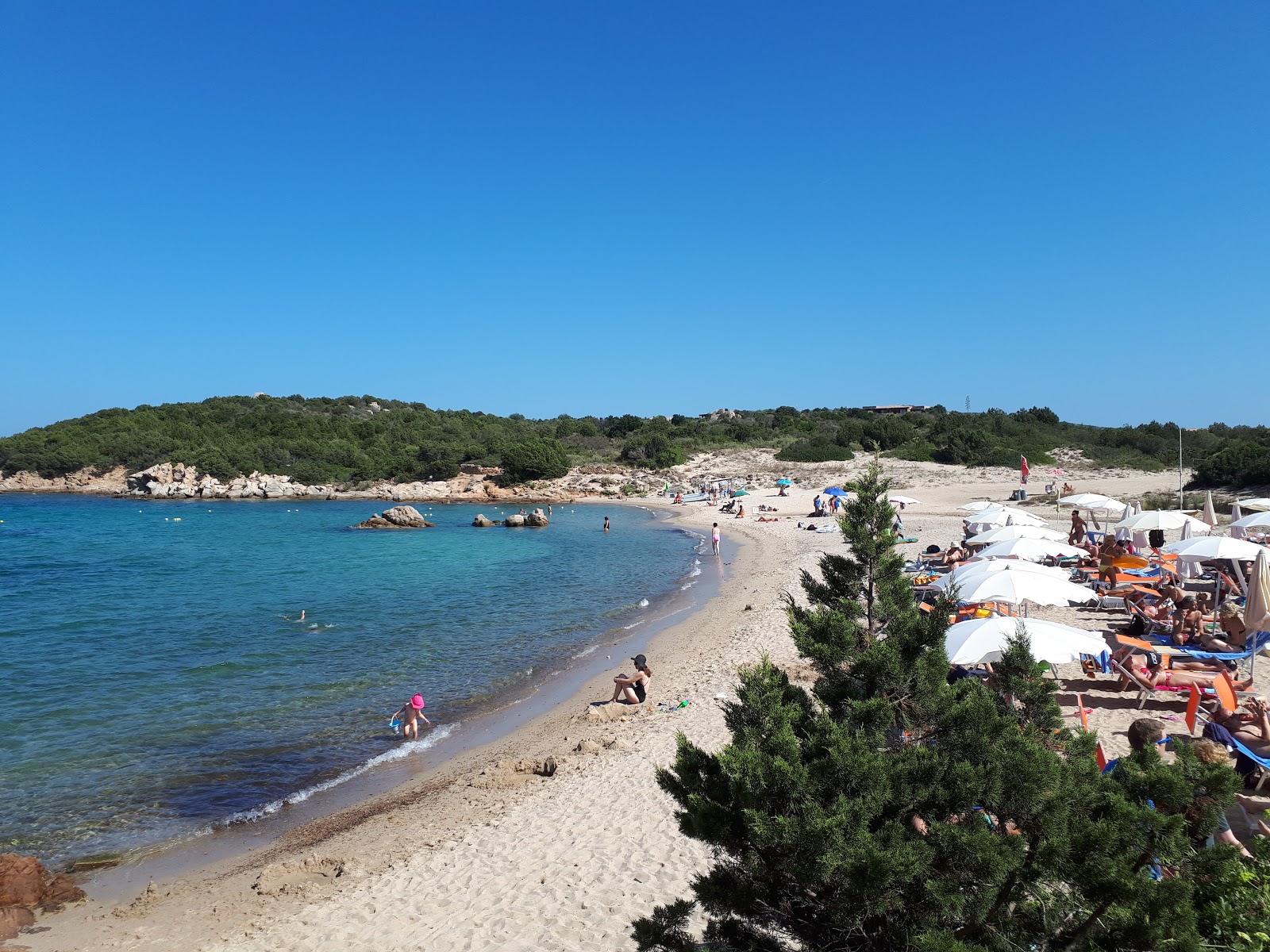 Fotografija Spiaggia Grande Baia z svetel pesek površino
