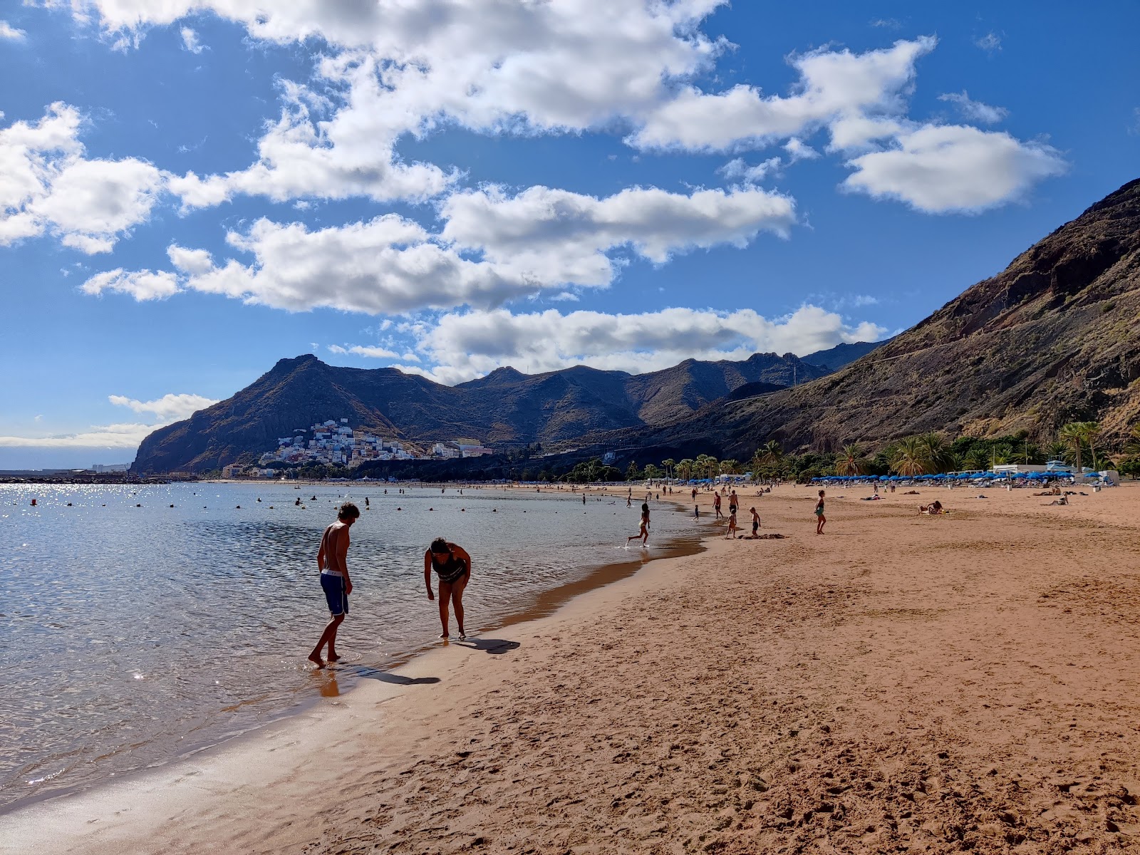 Foto von Strand von Las Teresitas mit geräumige bucht