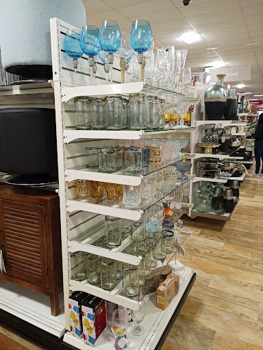 Department Store «T.J. Maxx & HomeGoods», reviews and photos, 105 Middlesex Ave, Somerville, MA 02145, USA