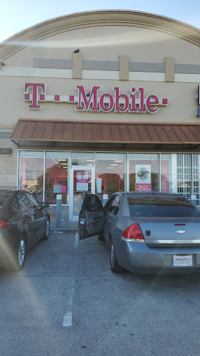 Cell Phone Store «T-Mobile», reviews and photos, 4390 I-30 Suite 100, Dallas, TX 75211, USA