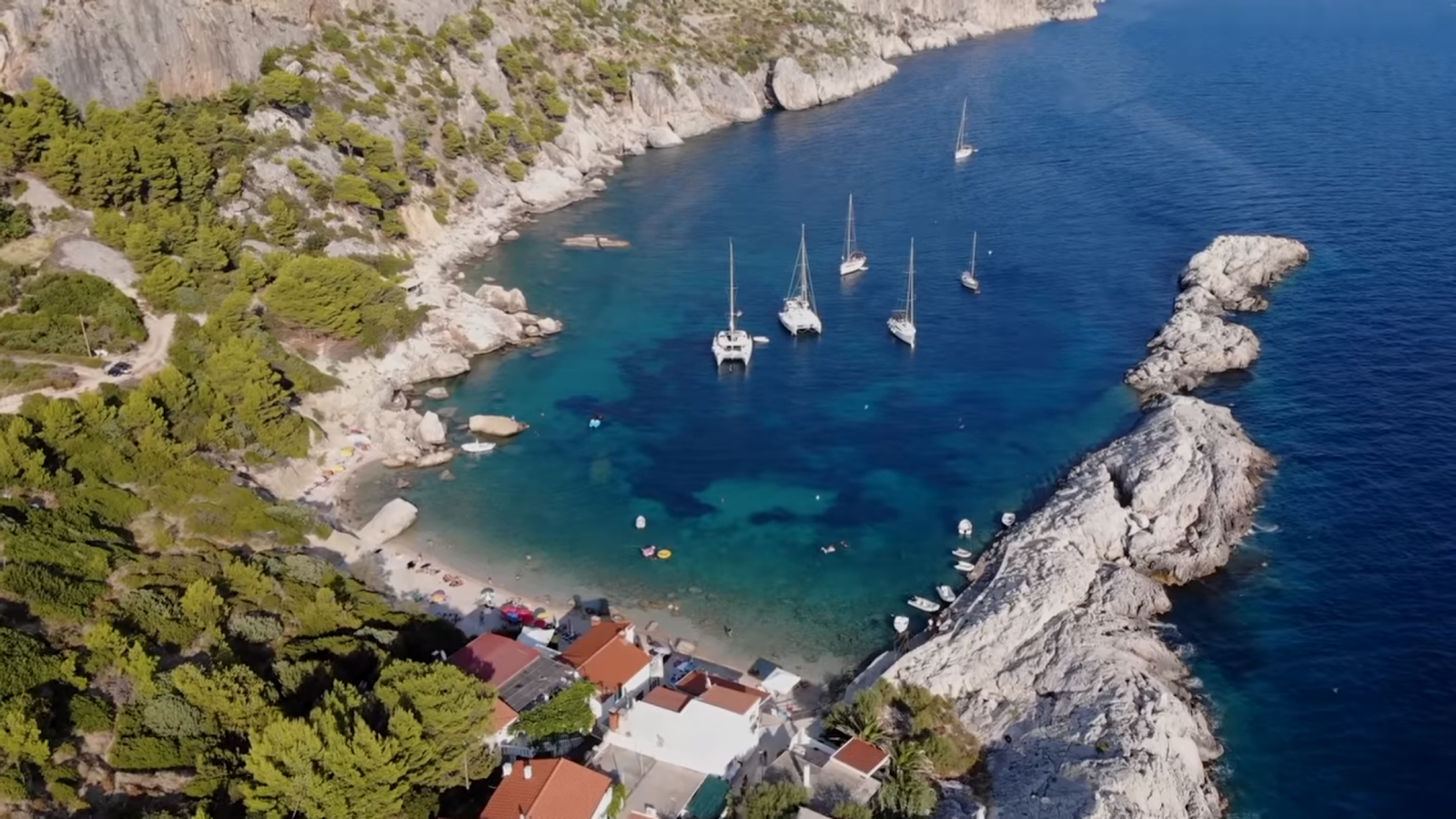 Foto von Velo Zarace beach umgeben von Bergen