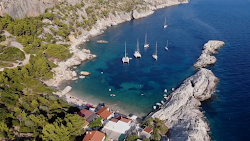 Velo Zarace beach'in fotoğrafı dağlarla çevrili