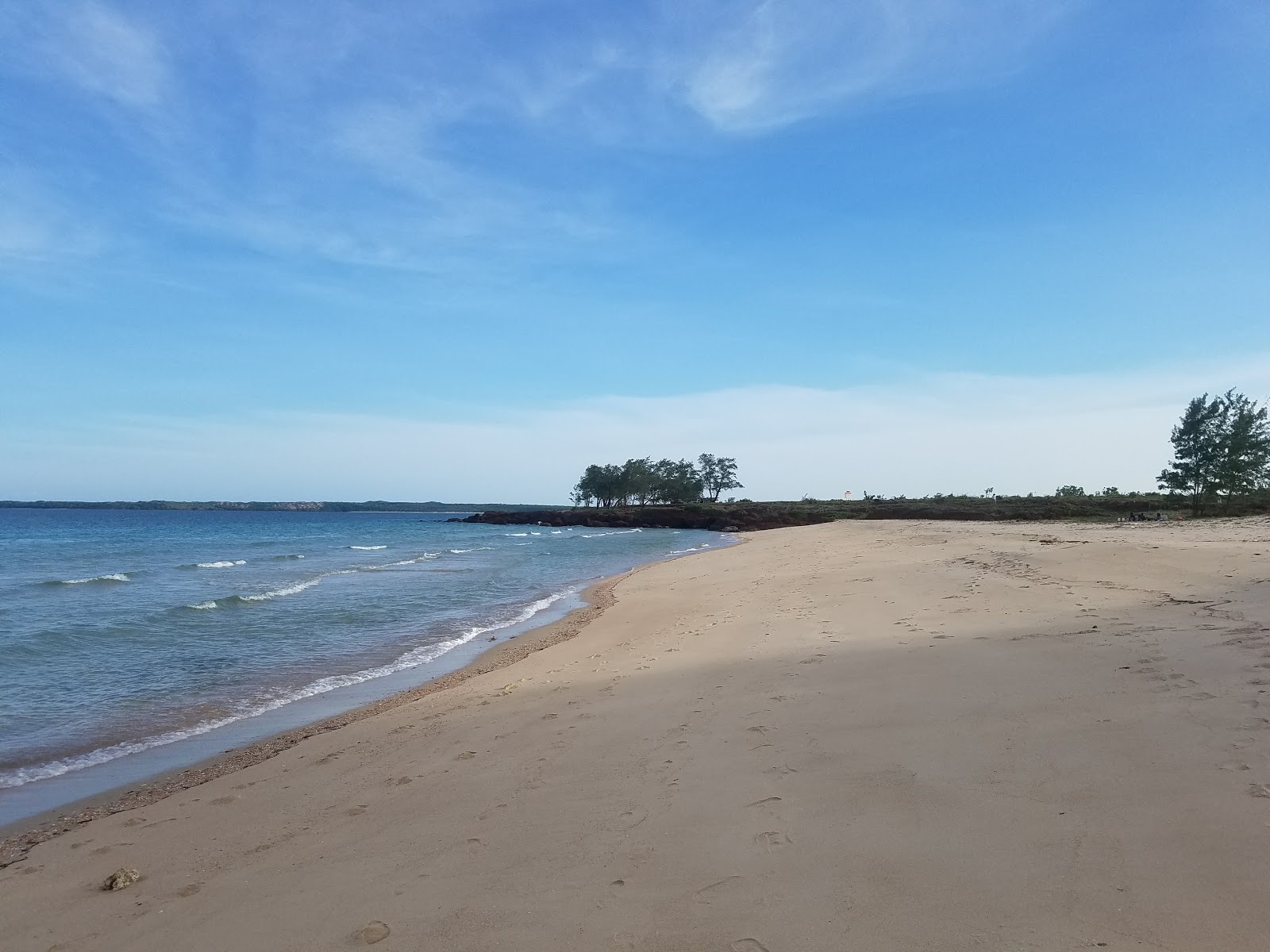 Foto van Macassan Beach met een ruime kustlijn