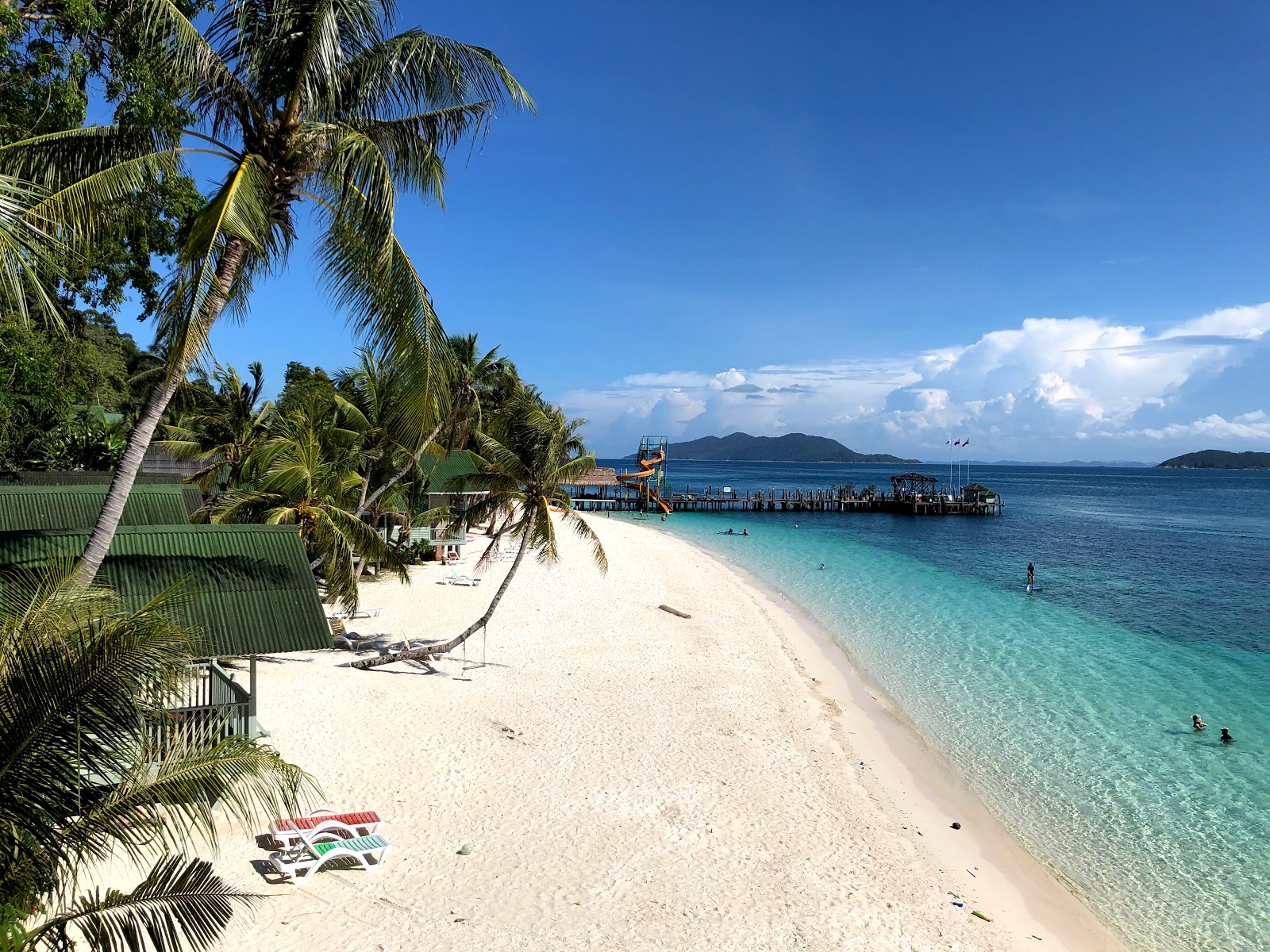 Foto av Rawa Island Resort omgiven av klippor