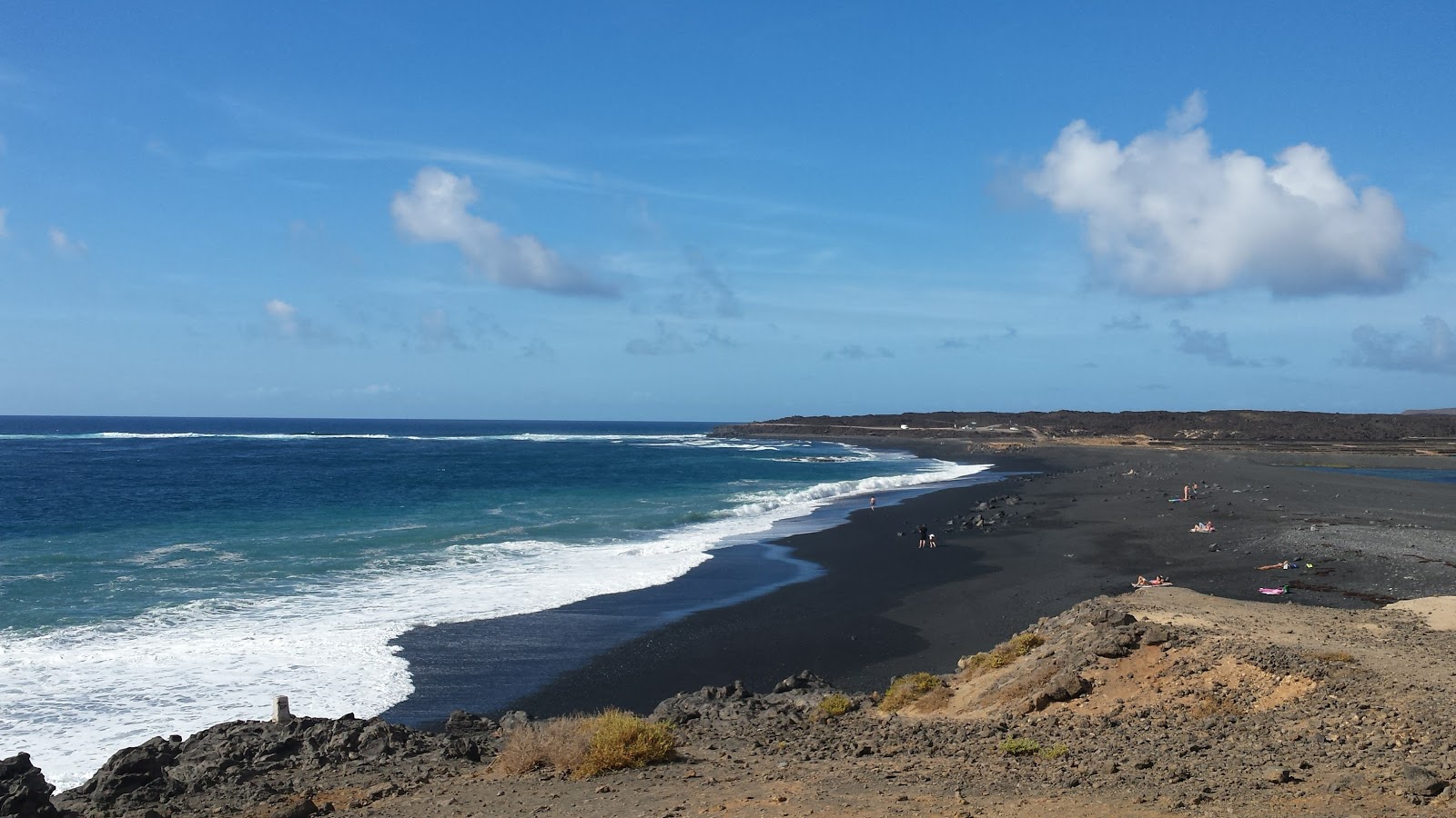 Foto af Playa de Janubio med sort sand overflade