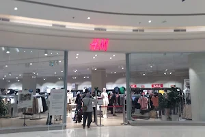 H&M image