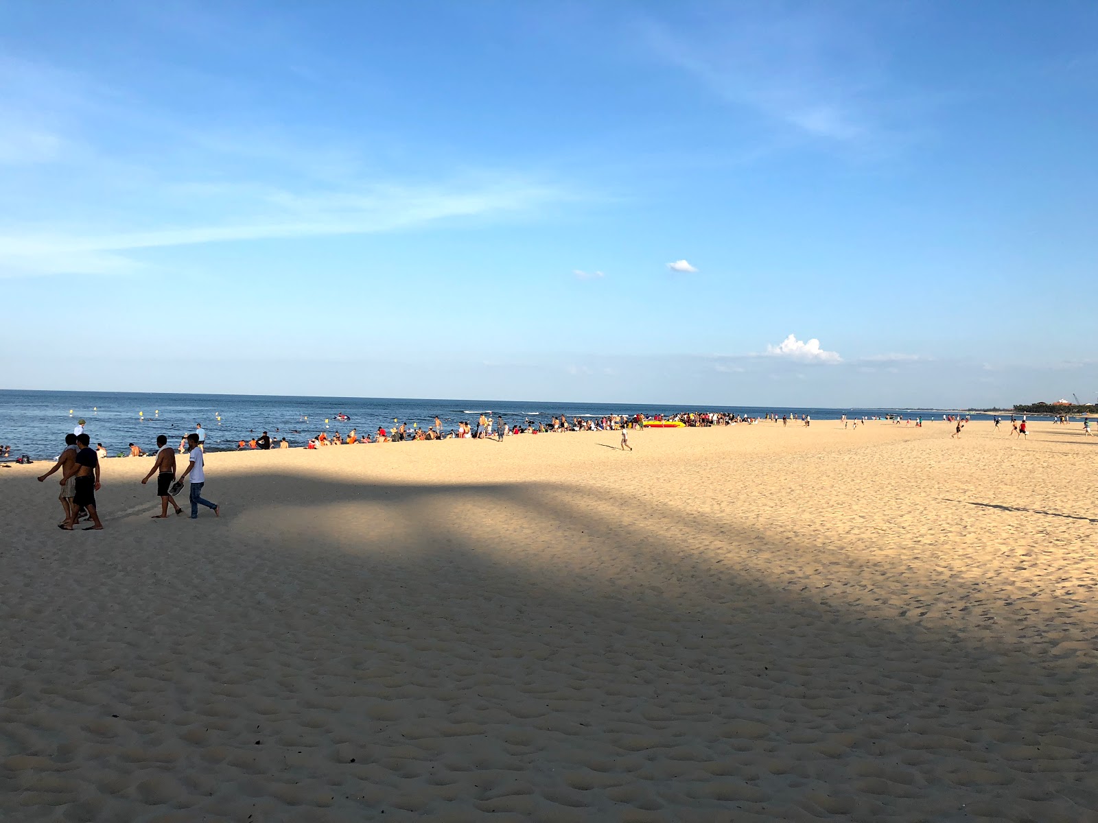 Foto von Nhat Le Beach und die siedlung