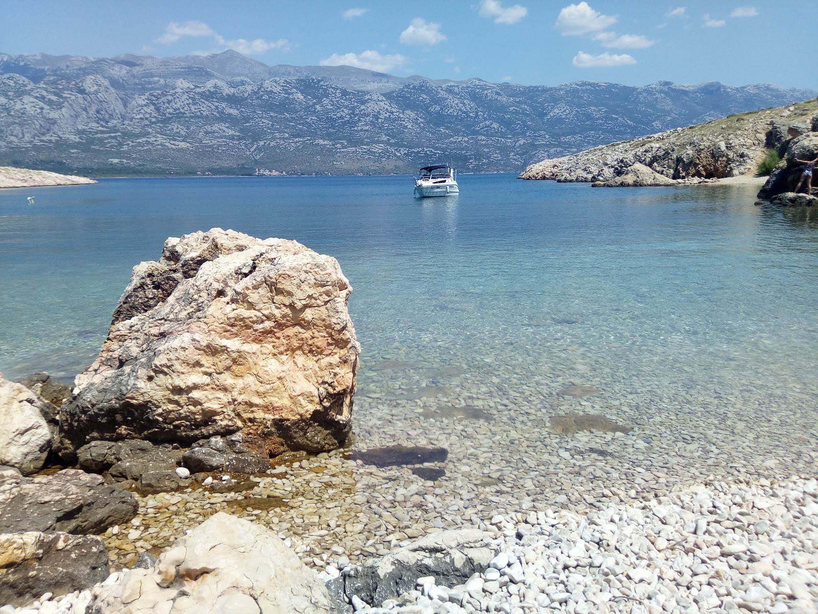 Tri drage beach'in fotoğrafı uçurumlarla desteklenmiş