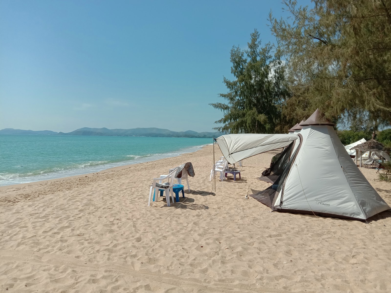 Fotografie cu Naphatara Phirom Beach cu nivelul de curățenie înalt