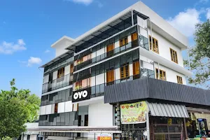 OYO Flagship Moonlit Residency image