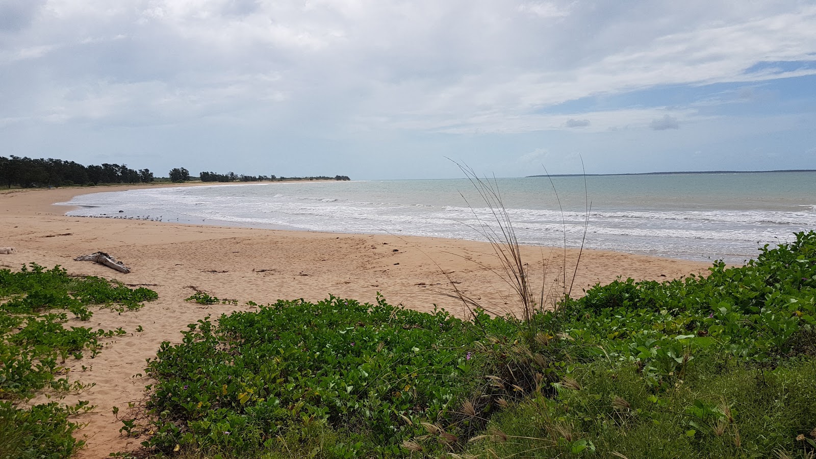 Town Beach的照片 带有碧绿色纯水表面
