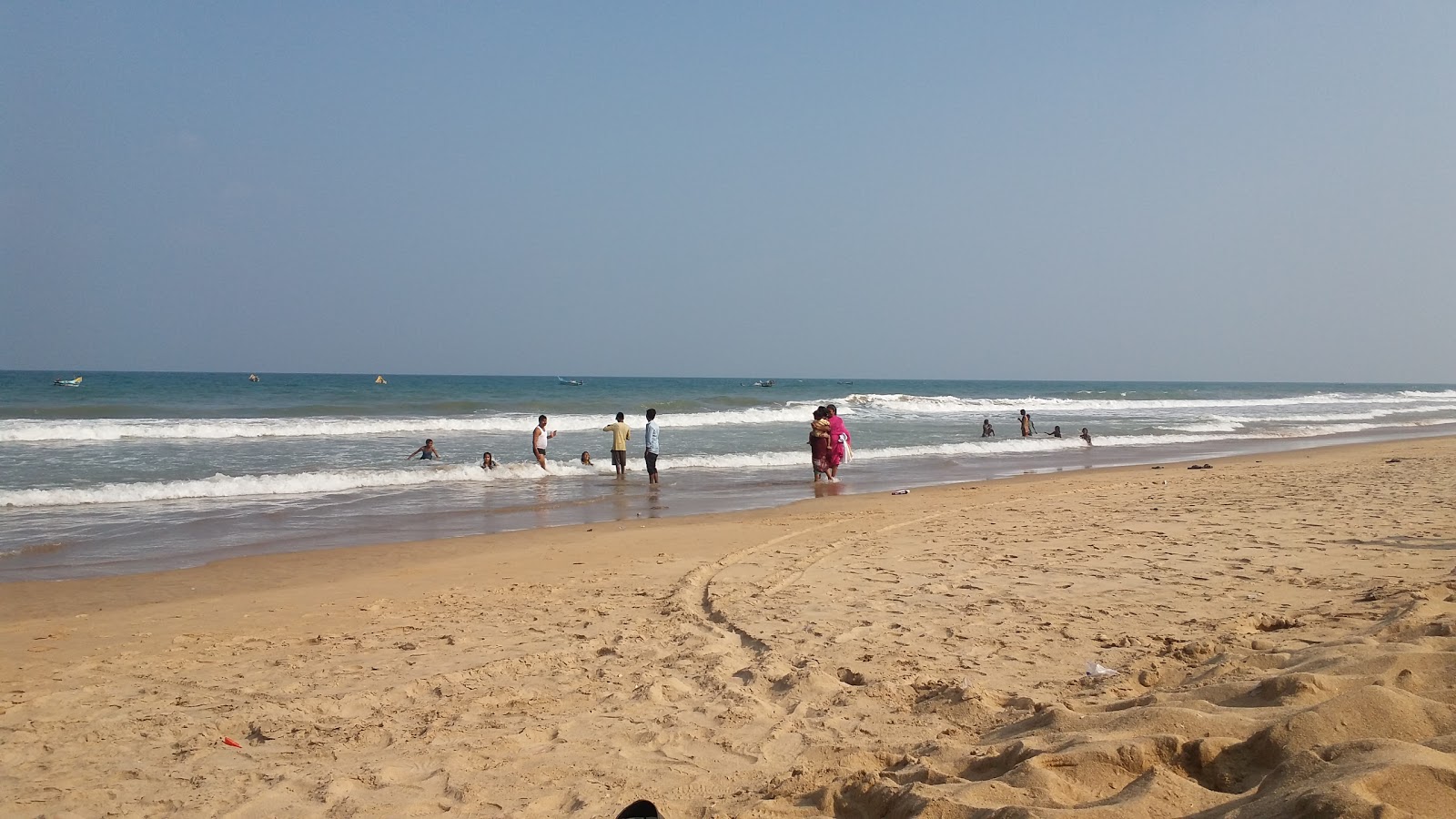 Foto de Thummalapenta Beach com linha costeira longa e reta