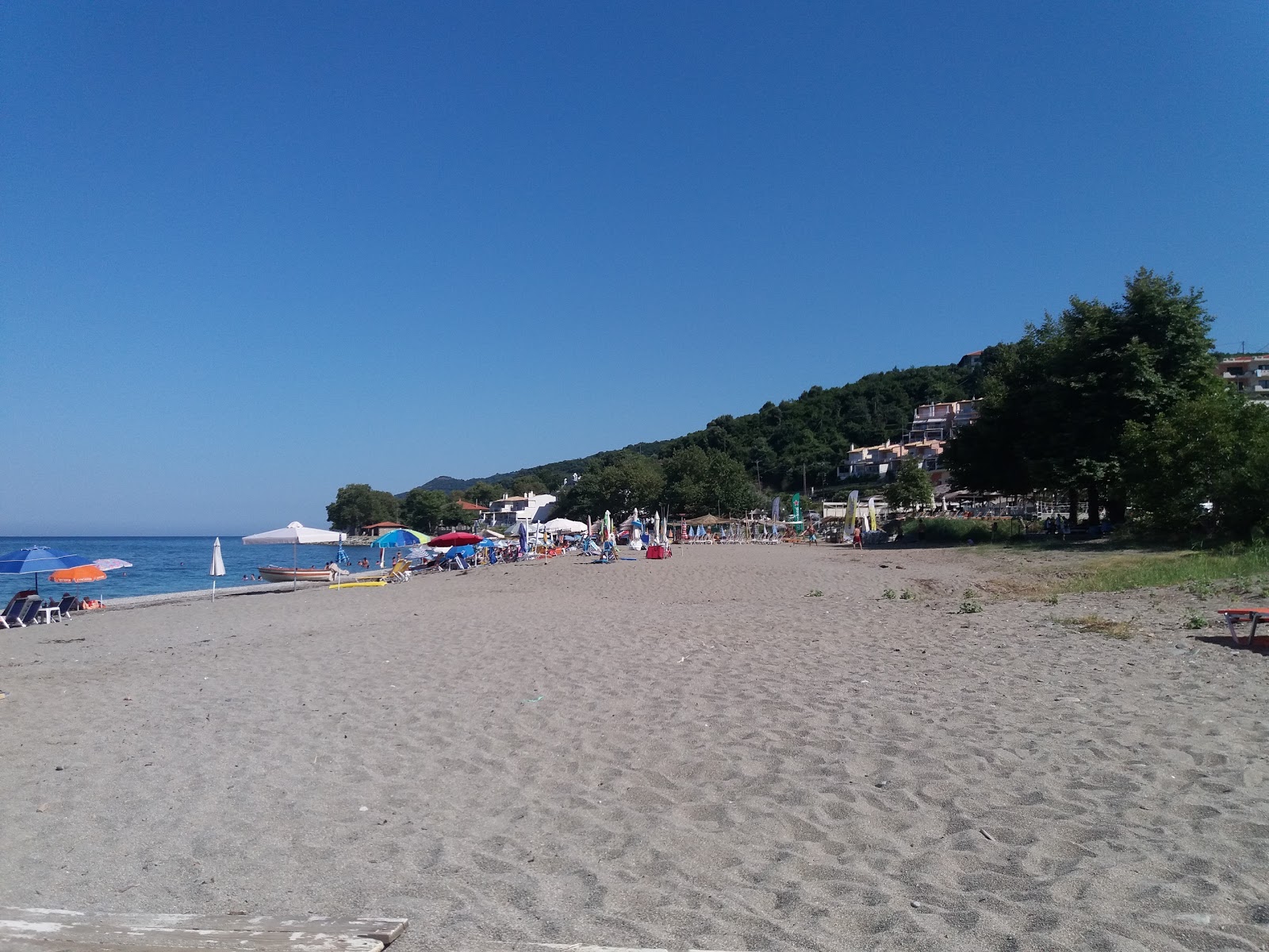 Foto de Koutsoupia main beach com baía espaçosa