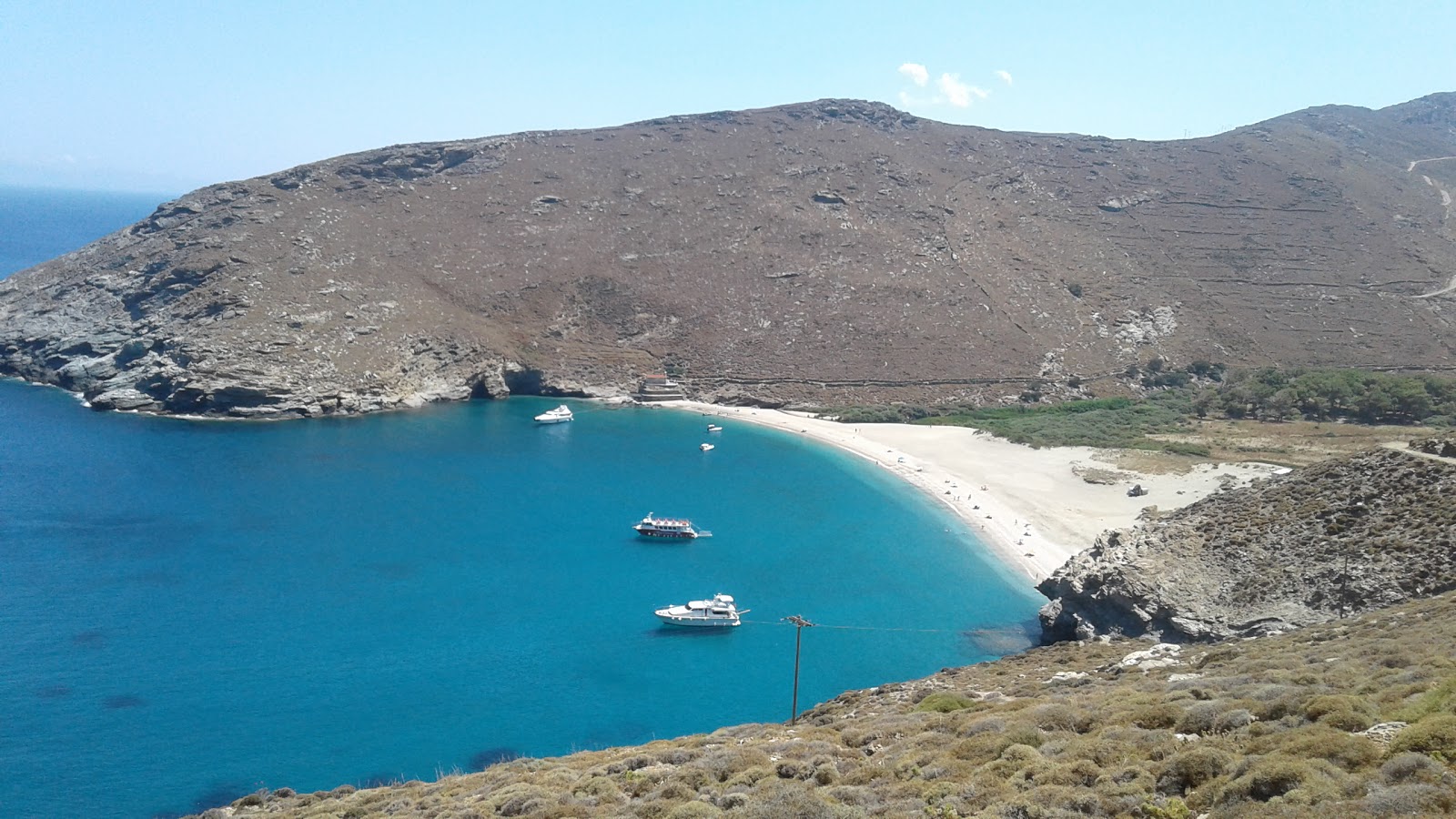 Foto von Achla beach mit türkisfarbenes wasser Oberfläche