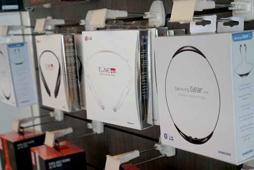 Cell Phone Store «Verizon Authorized Retailer - A Wireless», reviews and photos, 22618 WA-99 #104, Edmonds, WA 98026, USA