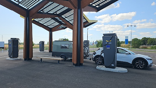 Borne de recharge de véhicules électriques Fastned Station de recharge Saint-Ambreuil