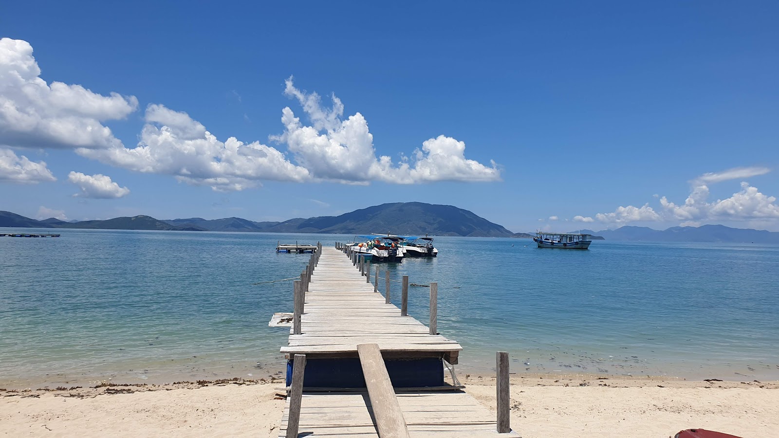 Dao Diep Son Island Beach'in fotoğrafı uçurumlarla desteklenmiş