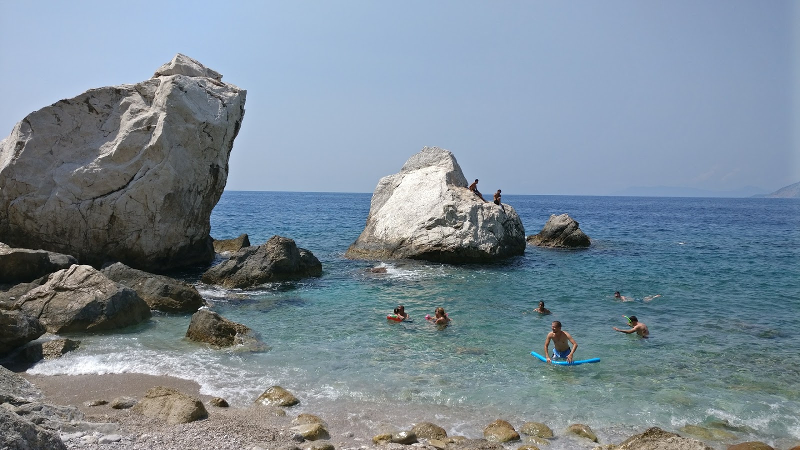 Photo de Nautical Hotel Balayi Beach protégé par des falaises