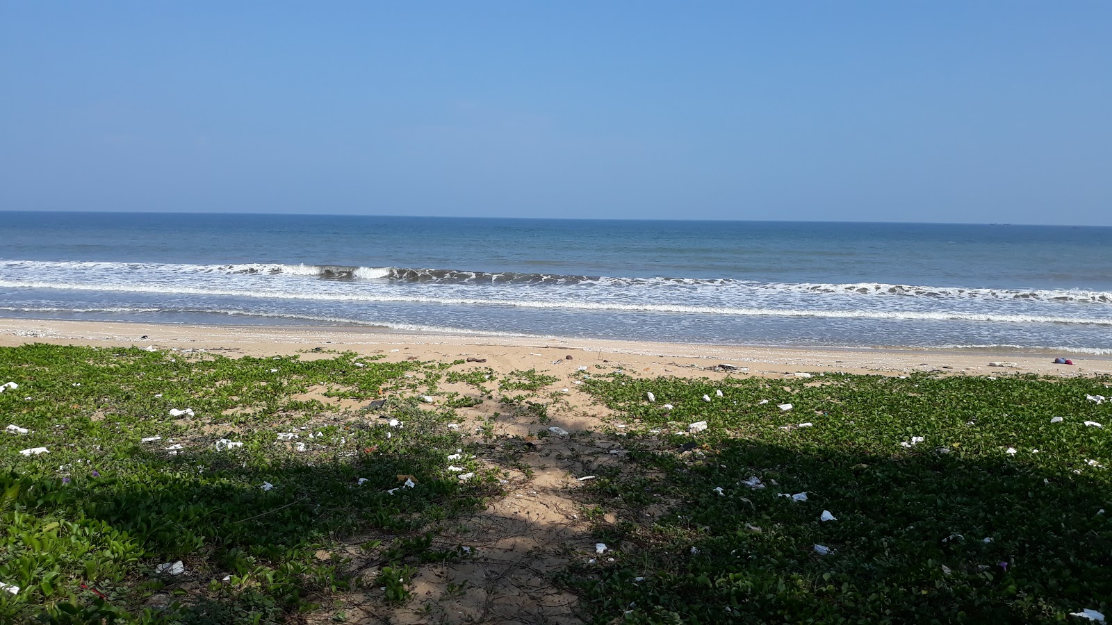 Φωτογραφία του Quynh Phuong beach με επίπεδο καθαριότητας εν μέρει καθαρό