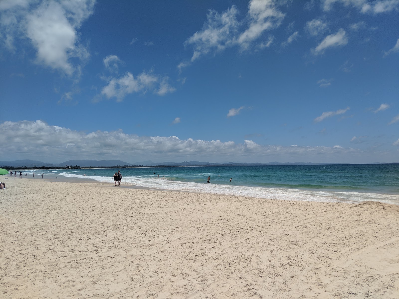Byron Beach'in fotoğrafı mavi saf su yüzey ile
