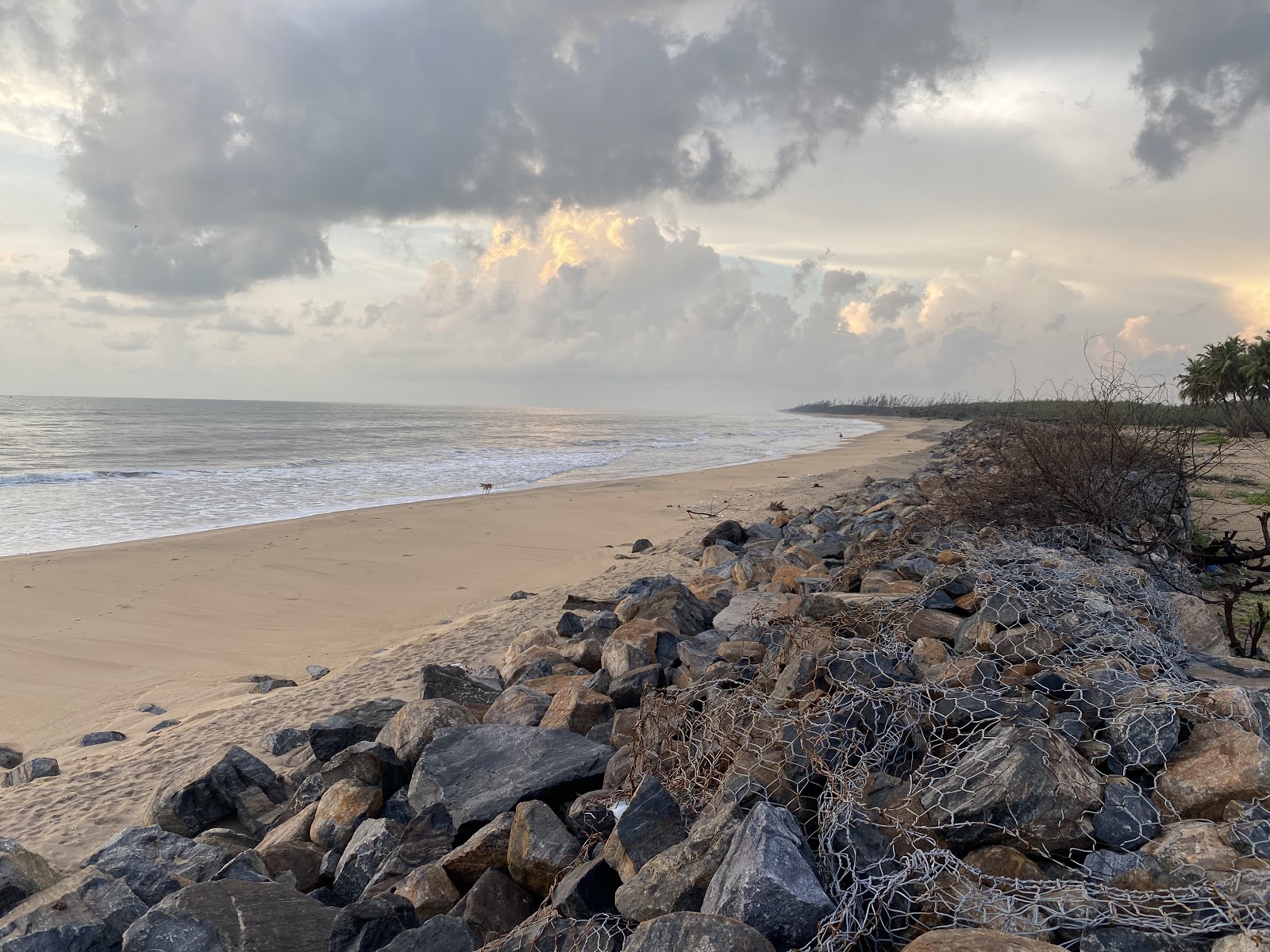 Foto de Seruthur Beach con arena brillante superficie