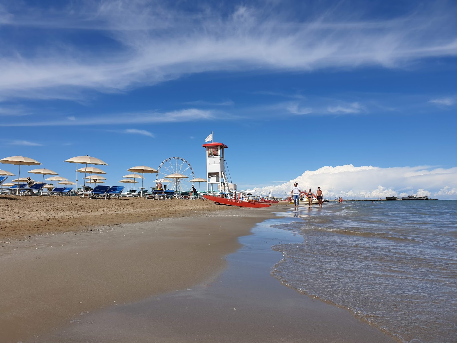 Foto di Rimini beach con una superficie del sabbia fine e luminosa
