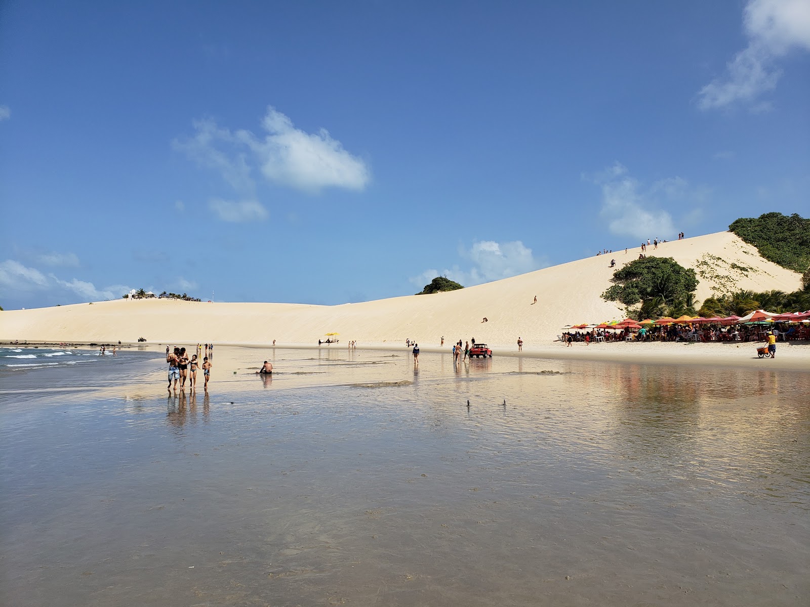 Praia de Genipabu的照片 带有明亮的沙子表面