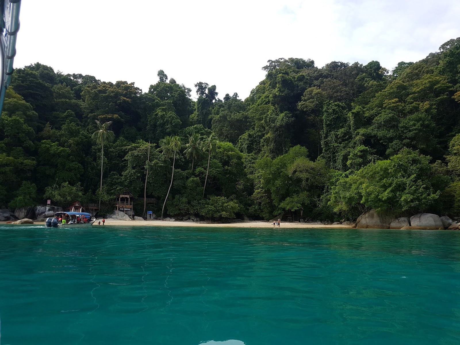 Photo de Lata Air Berani avec plage sans baie