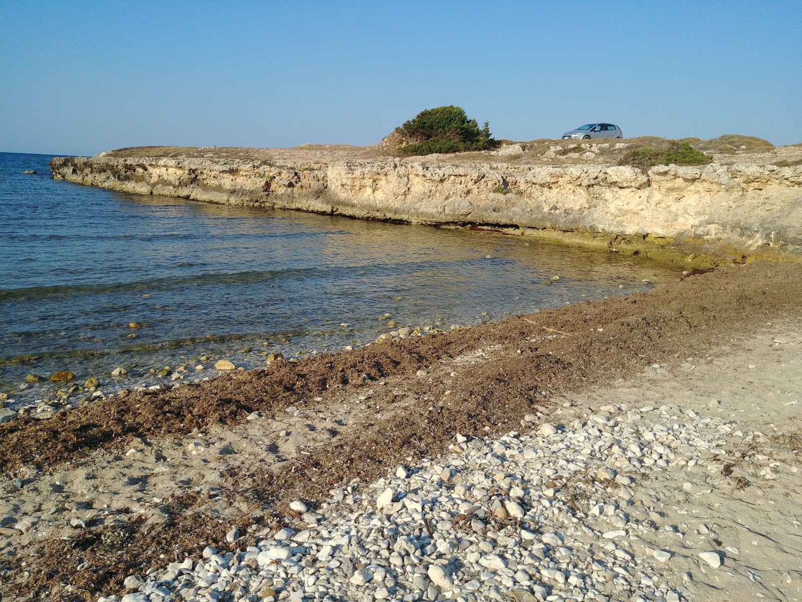 Foto di Costa Merlata II con una superficie del acqua cristallina