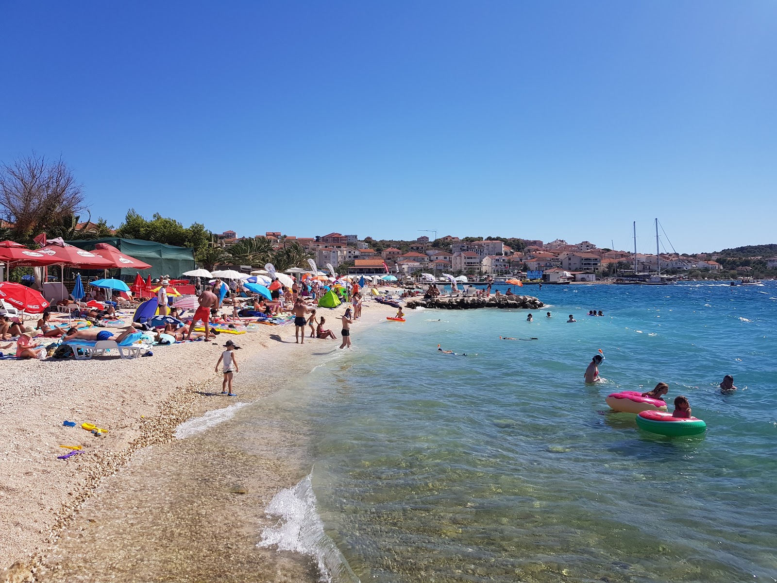 Okrug Gornji IV beach'in fotoğrafı kısmen tatil bölgesi
