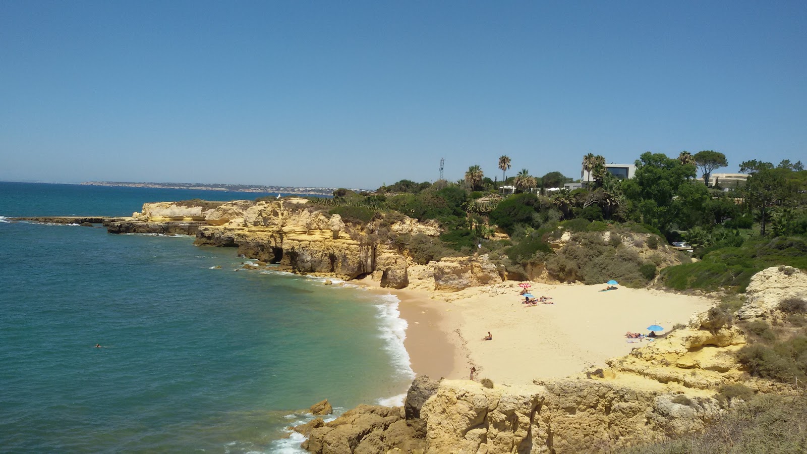 Praia da Balbina的照片 带有明亮的沙子表面