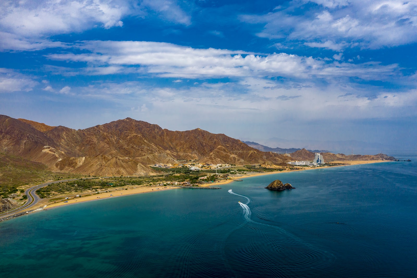 Al Aqah Beach'in fotoğrafı - rahatlamayı sevenler arasında popüler bir yer