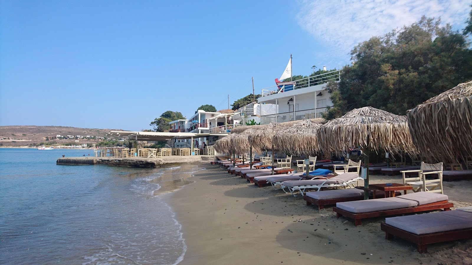 Krios beach'in fotoğrafı turkuaz saf su yüzey ile
