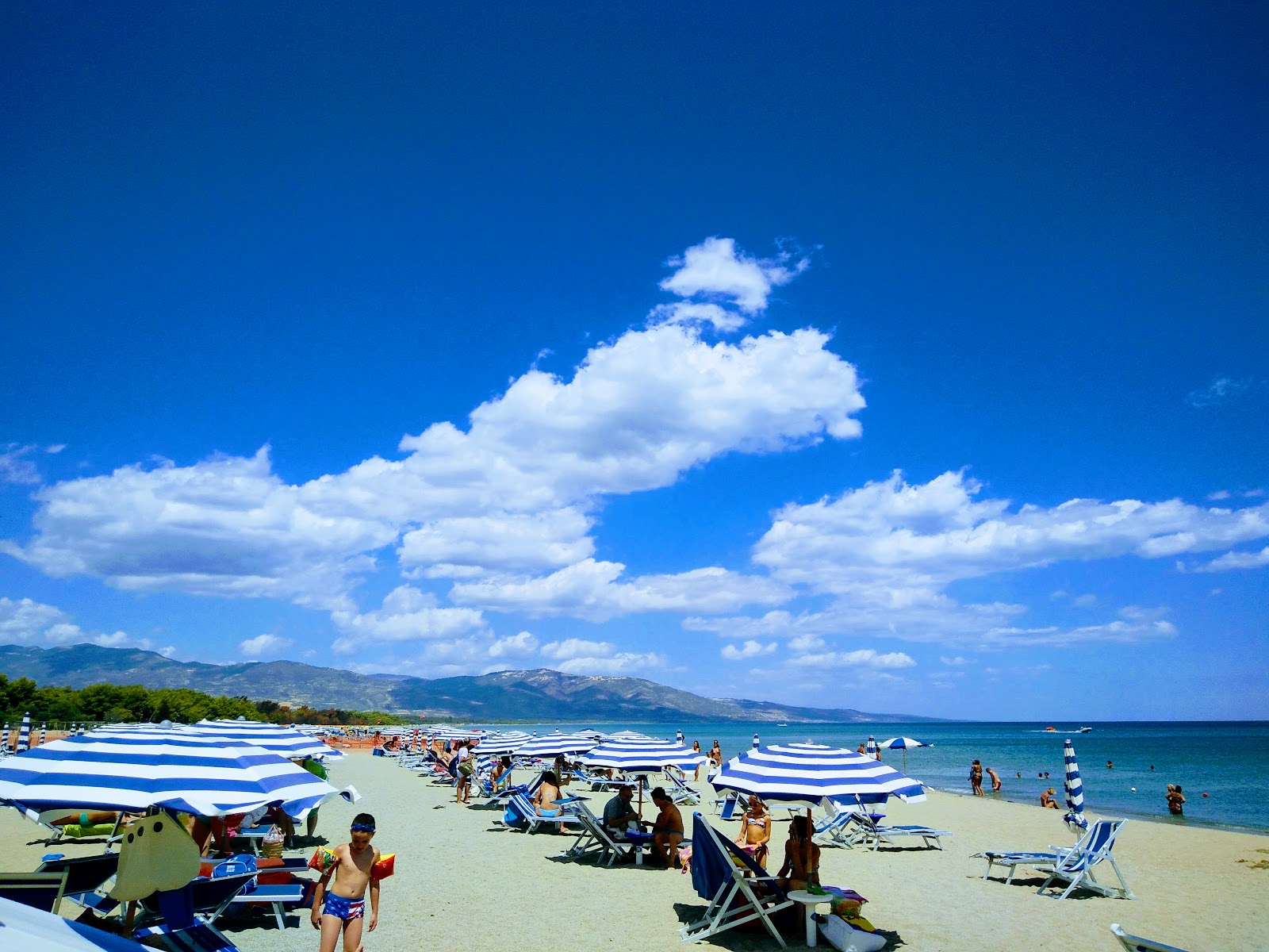 Foto de Bruscata Grande beach - lugar popular entre os apreciadores de relaxamento