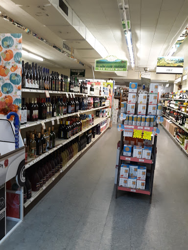 Liquor Store «Parkway Wine & Spirits Inc», reviews and photos, 3912 Vestal Pkwy E, Vestal, NY 13850, USA