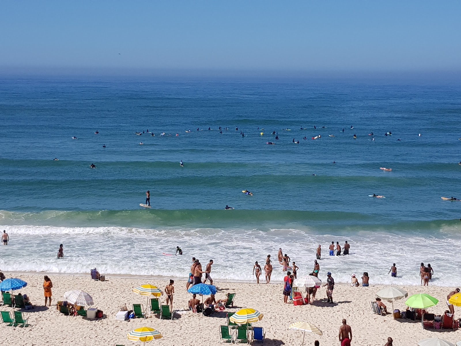 Photo de Plage de Sernambetiba avec l'eau cristalline de surface