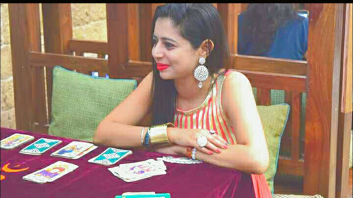 Best Tarot Card Reader Mumbai India | Celebrity Astrologer Priyanka Sawant | Tarot | Psychic