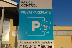 Einkaufsparkplatz Am Rhönhof image