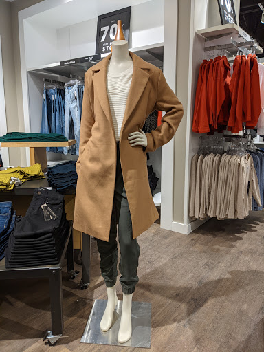 Clothing Store «Banana Republic», reviews and photos, 103 S Washington St, Naperville, IL 60540, USA