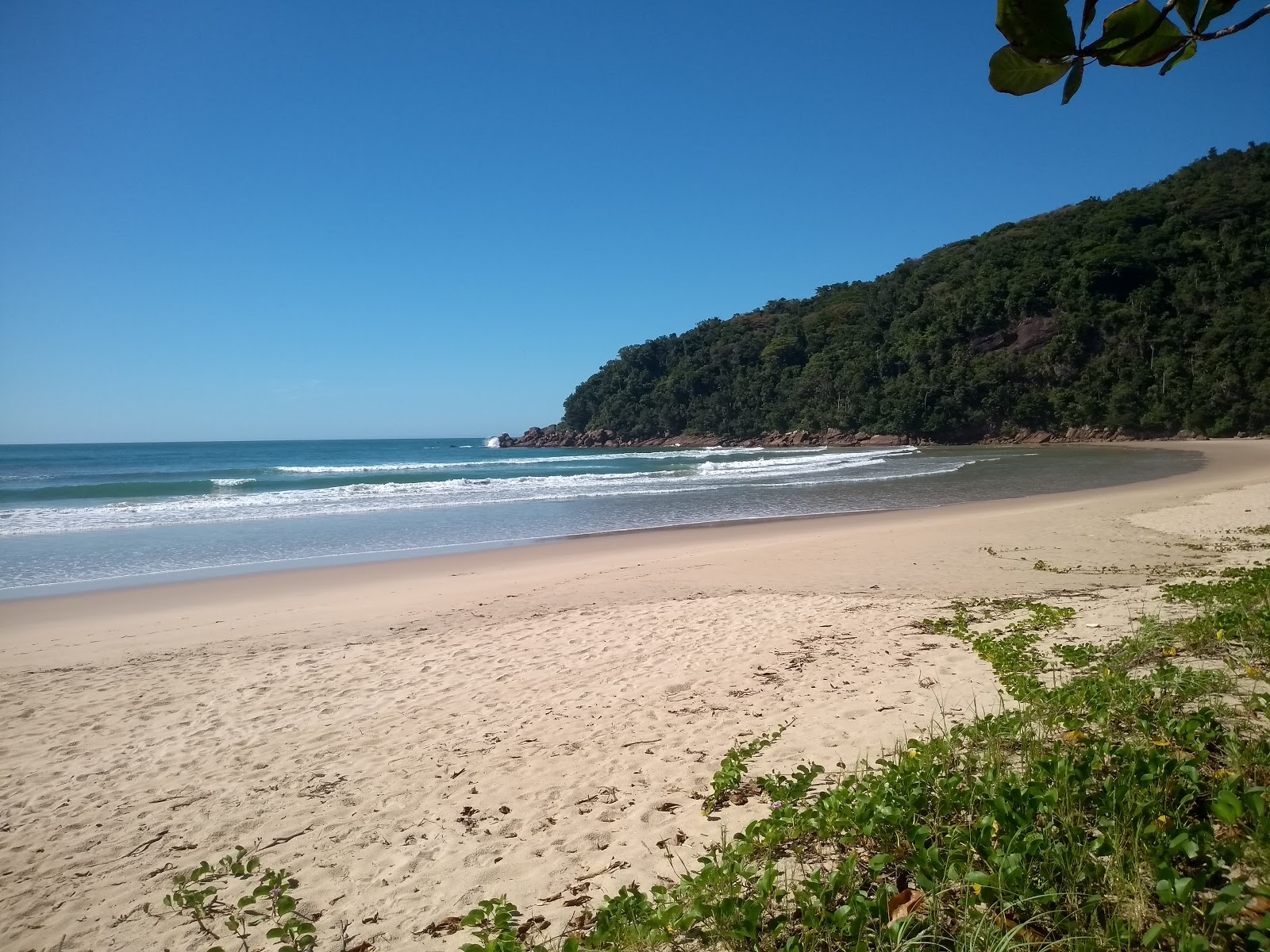 Fotografie cu Praia Brava do Camburi cu nivelul de curățenie înalt