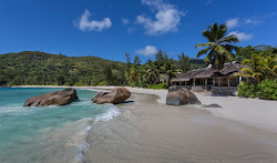 Anse Takamaka Beach'in fotoğrafı geniş bir kıyı şeridi ile birlikte