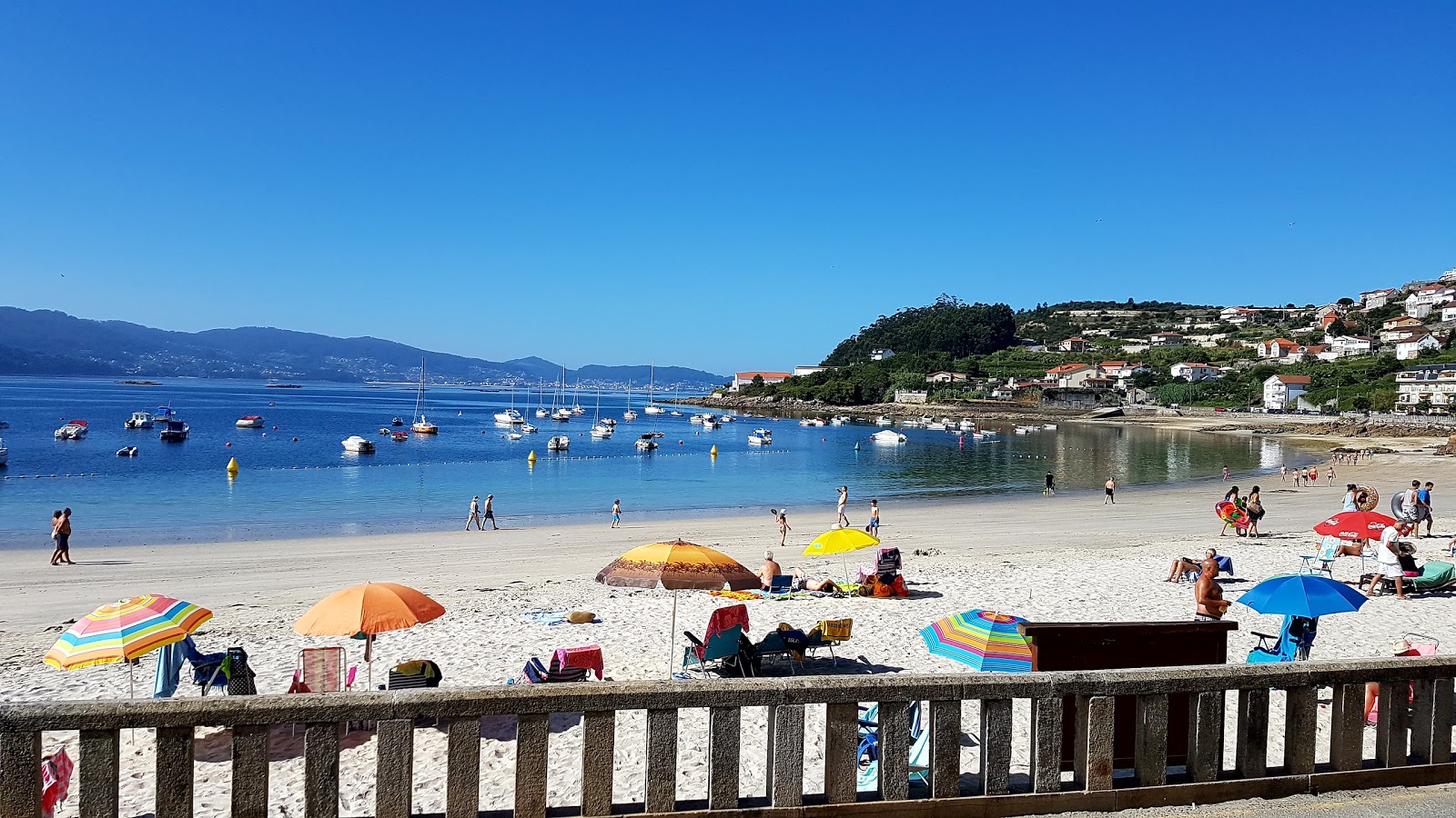 Xiorto beach的照片 带有碧绿色纯水表面